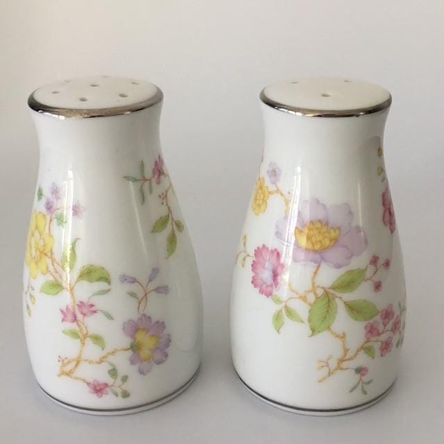 Salt and pepper Noritake 'Harmony' Platinum Trim, 8.5cm tall