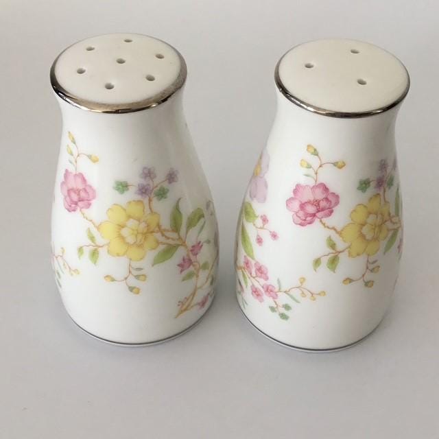 Salt and pepper Noritake 'Harmony' Platinum Trim, 8.5cm tall