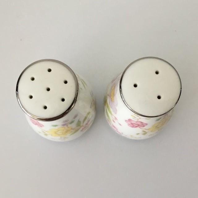Salt and pepper Noritake 'Harmony' Platinum Trim, 8.5cm tall