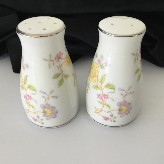 Salt and pepper Noritake 'Harmony' Platinum Trim, 8.5cm tall