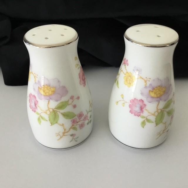 Salt and pepper Noritake 'Harmony' Platinum Trim, 8.5cm tall