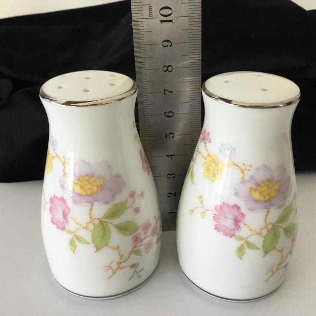 Salt and pepper Noritake 'Harmony' Platinum Trim, 8.5cm tall